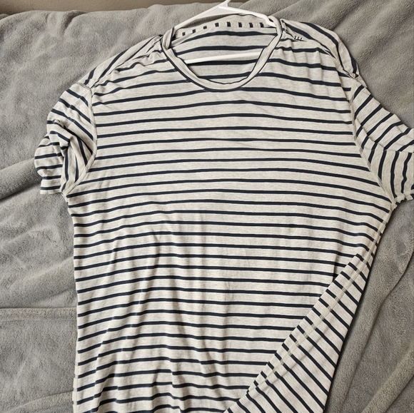 Lululemon tee - Picture 3 of 6